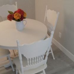 White Fram Table With Chairs 