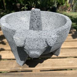 Molcajete de piedra volcánica de 8”