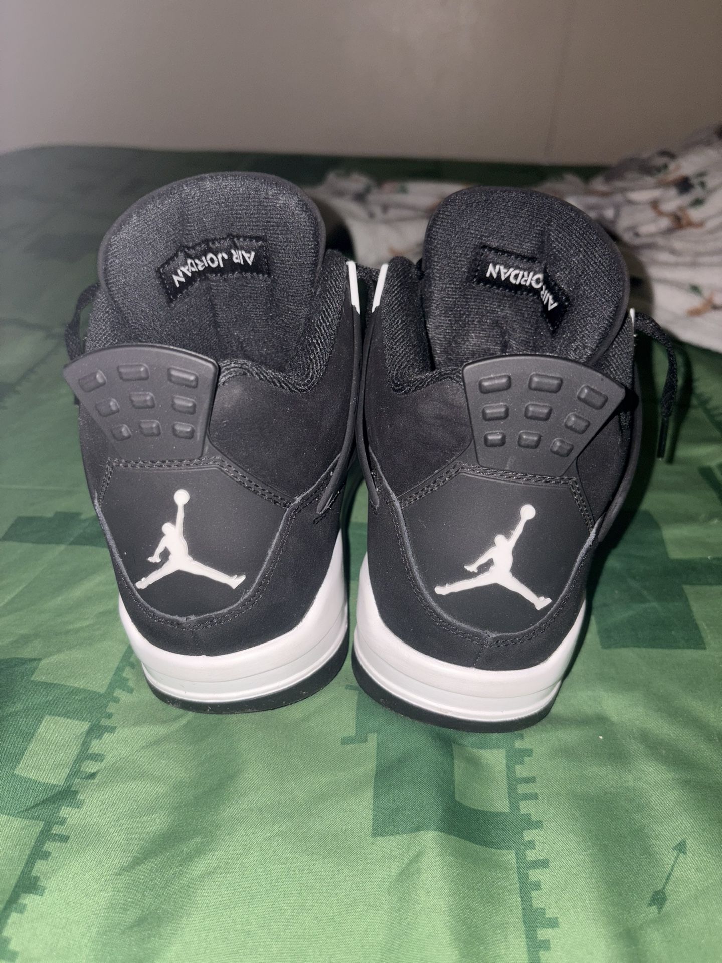 Jordan’s 4 Retro White Thunder 