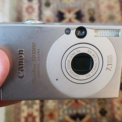 CANON POWERSHOT SD1000 DIGITAL ELPH WITH CHARGER AND EXTRA BATTERY