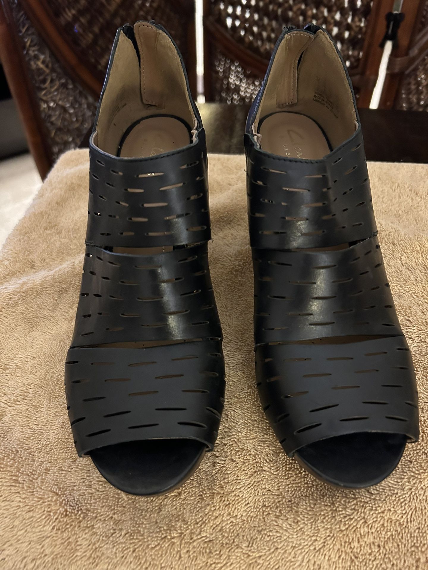 CLARKS ARTISAN SANDAL- 8 1/2 Med