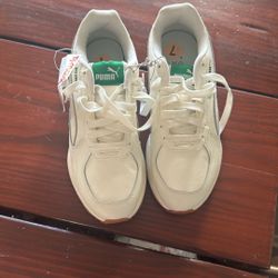 Brand New Women’s Pumas size 7