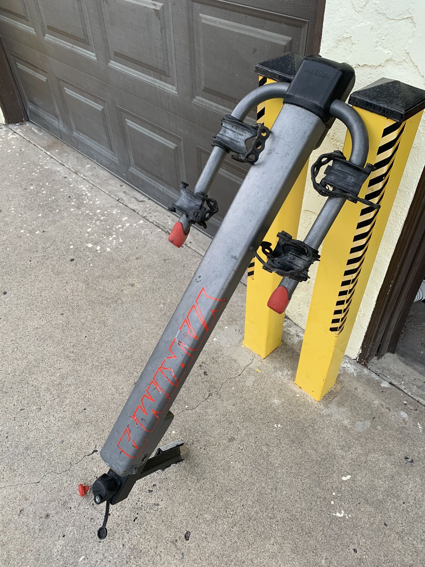 Yakima 2 Bike hitch rack (missing key, but works fine)