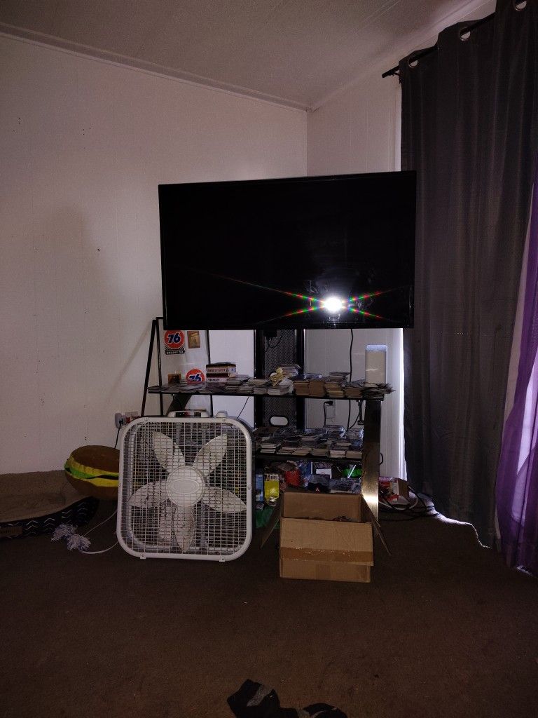 Tv With 3 Shelves Glass