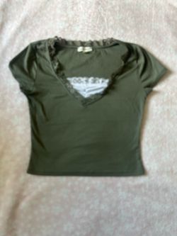Green short sleeve with lace under