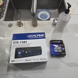 Alpine UTE-73BT

Advanced Bluetooth® Multimedia Receiver