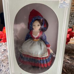 New in box Suzanne Gibson from Reeves International Sardinia Signature doll 