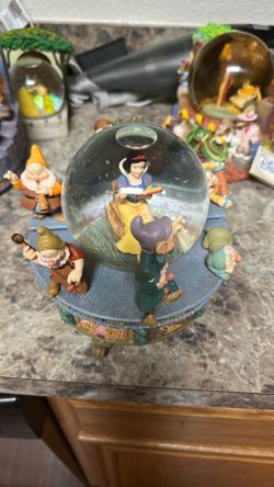 Snow white snow globe