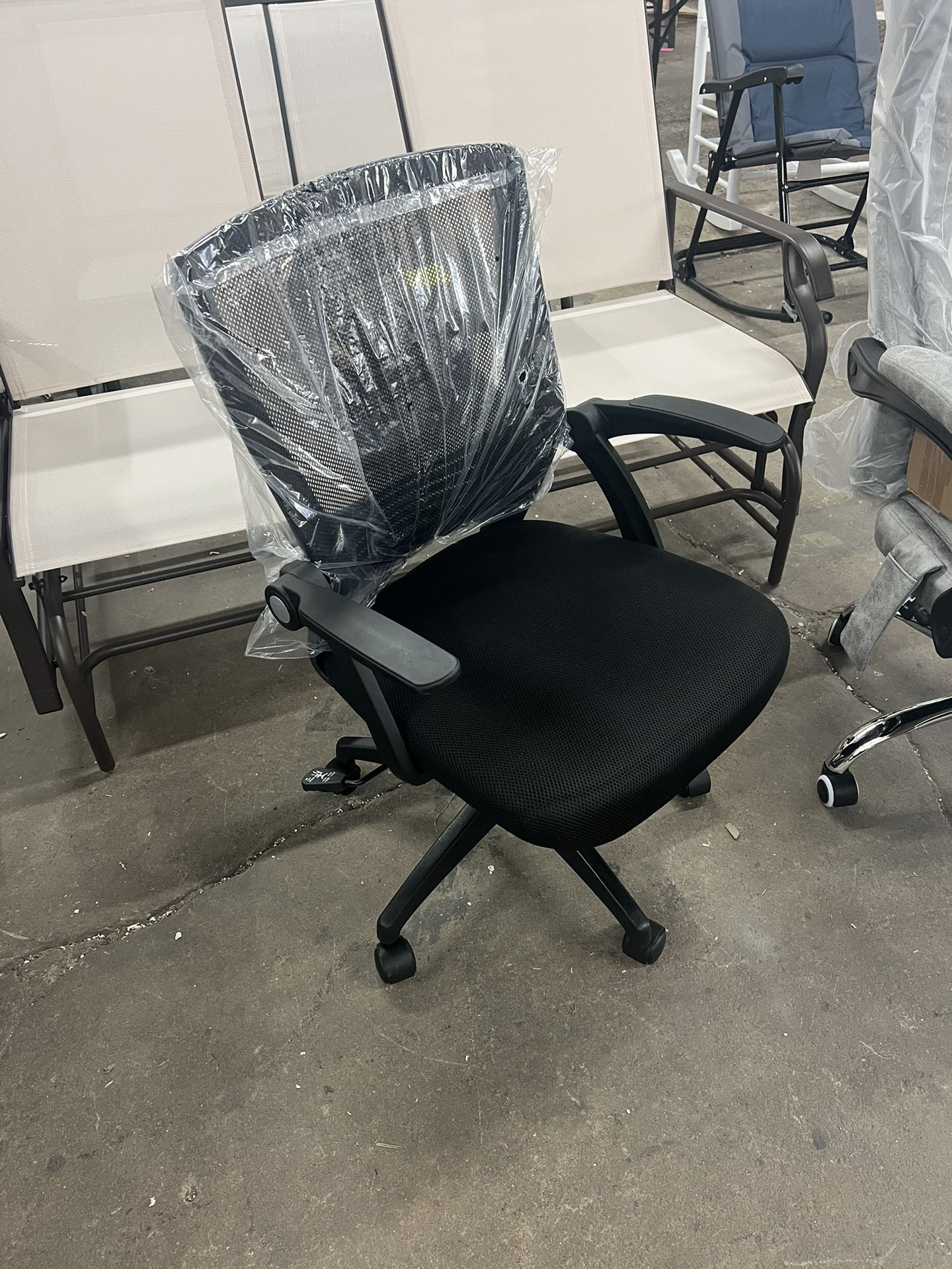 Office Chair, Ergonomic Desk Chair Mid-Back Computer Chair with Flip Up Arms and Lumbar Support, Mesh Office Chair with Wheels, Home Office Chair Swiv