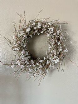 Wreath w/ white flowers