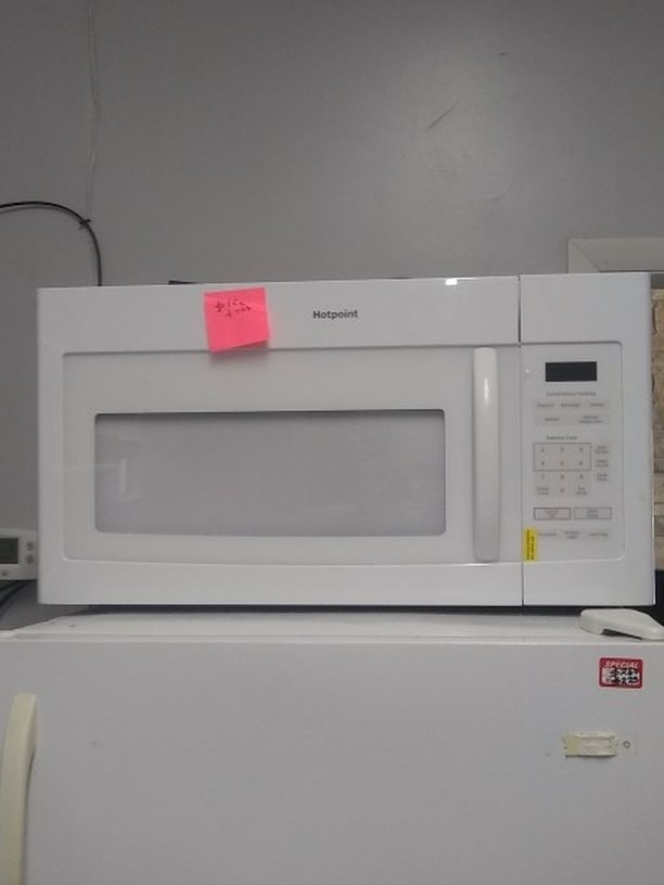 Brand New Hotpoint Microwave Oven With Lite Scratch And Dent