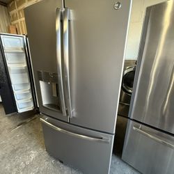 Refrigerator 28 Cubic Ft w/ 2 Ice Makers 