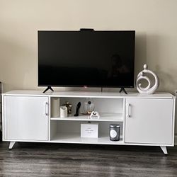 Tv Stand Clean, Like New (look pics for dimensions)