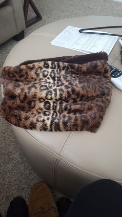 Leopard fur collar