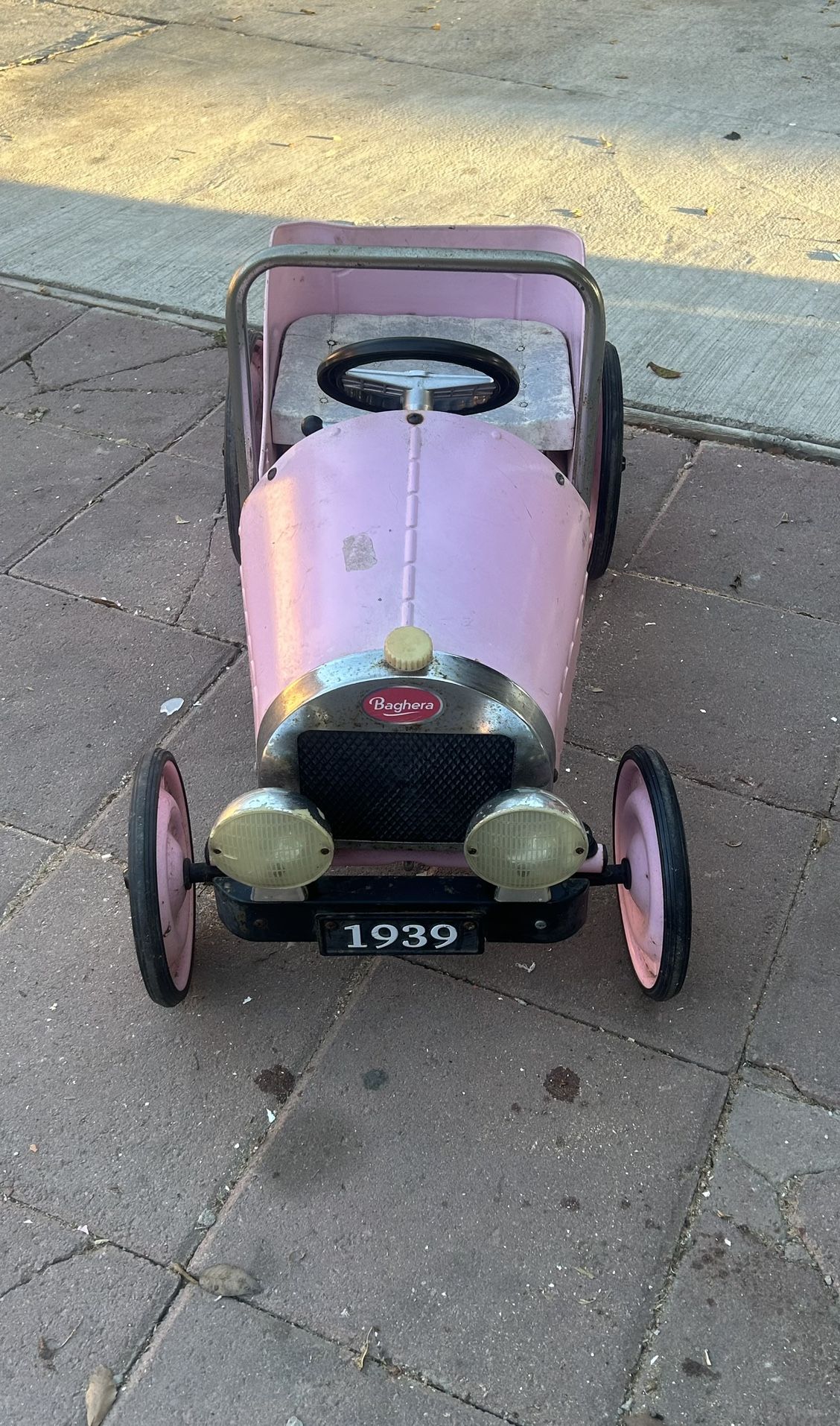 Pink antique car For Kid