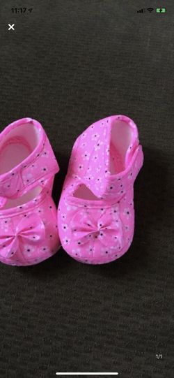 Baby's pair of pink shoes Condition: Like new