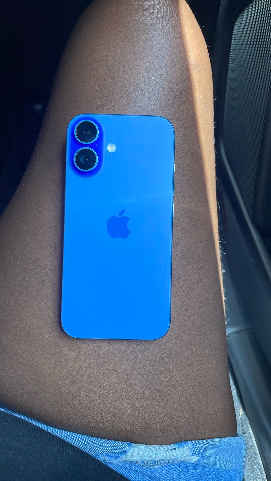 iPhone 16 ultramarine