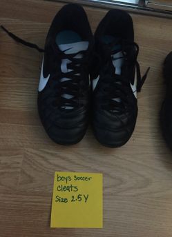 Boys soccer cleats size 2.5y