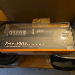 Hot air brush with rotating barrel