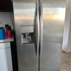 Refrigerator Perfect For Garage Whirlpool In Excellent Condition 