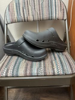 OOFOS clogs