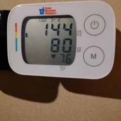 BLOOD PRESSURE MONITOR