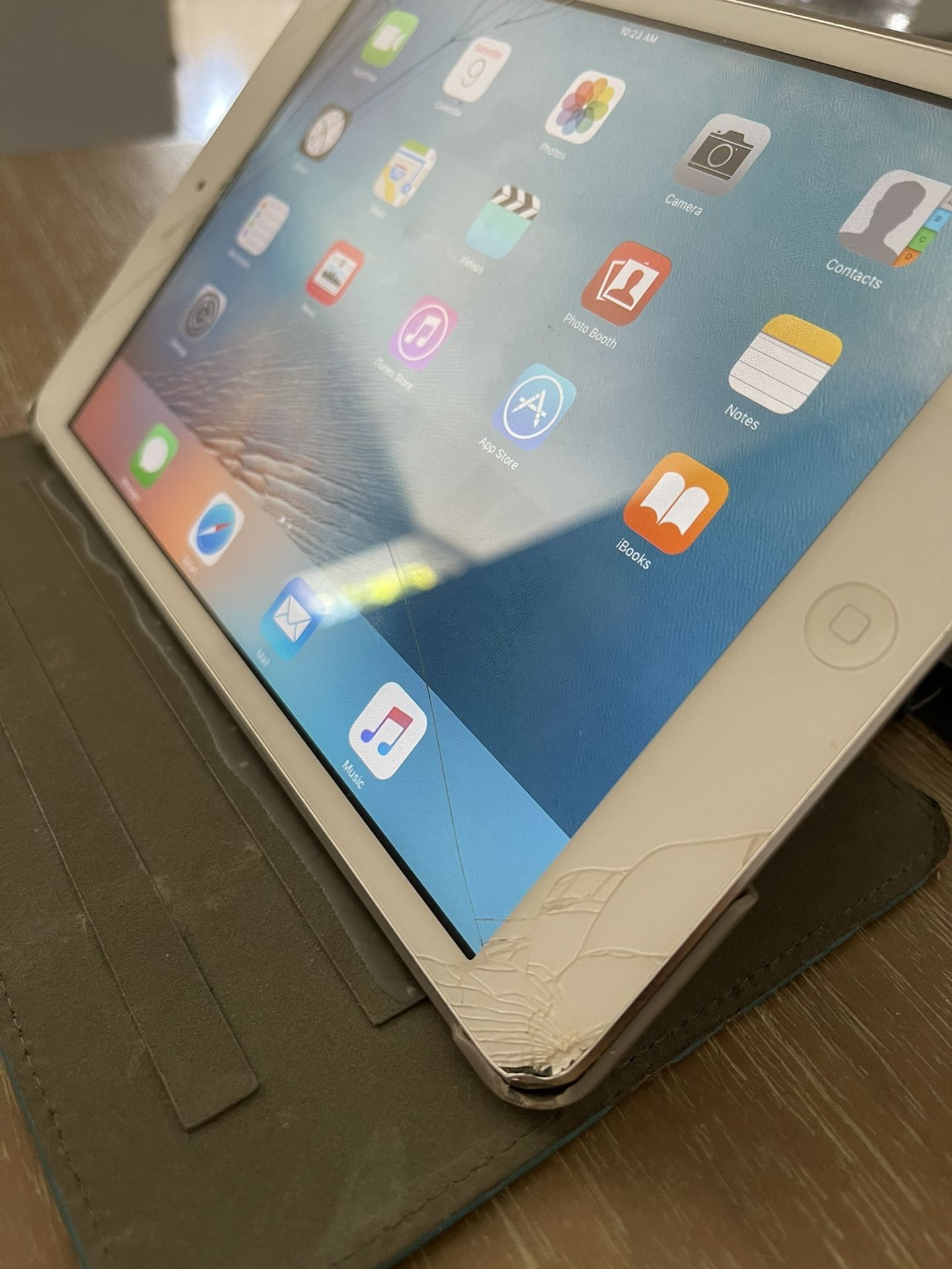 Ipad Mini Cracked Screen for Sale in Pompano Beach, FL - OfferUp