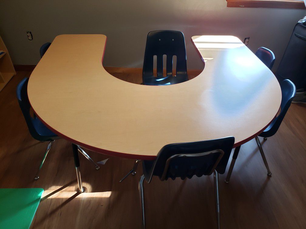 Kids table w/ 6 chairs (great for daycare or babysitting)