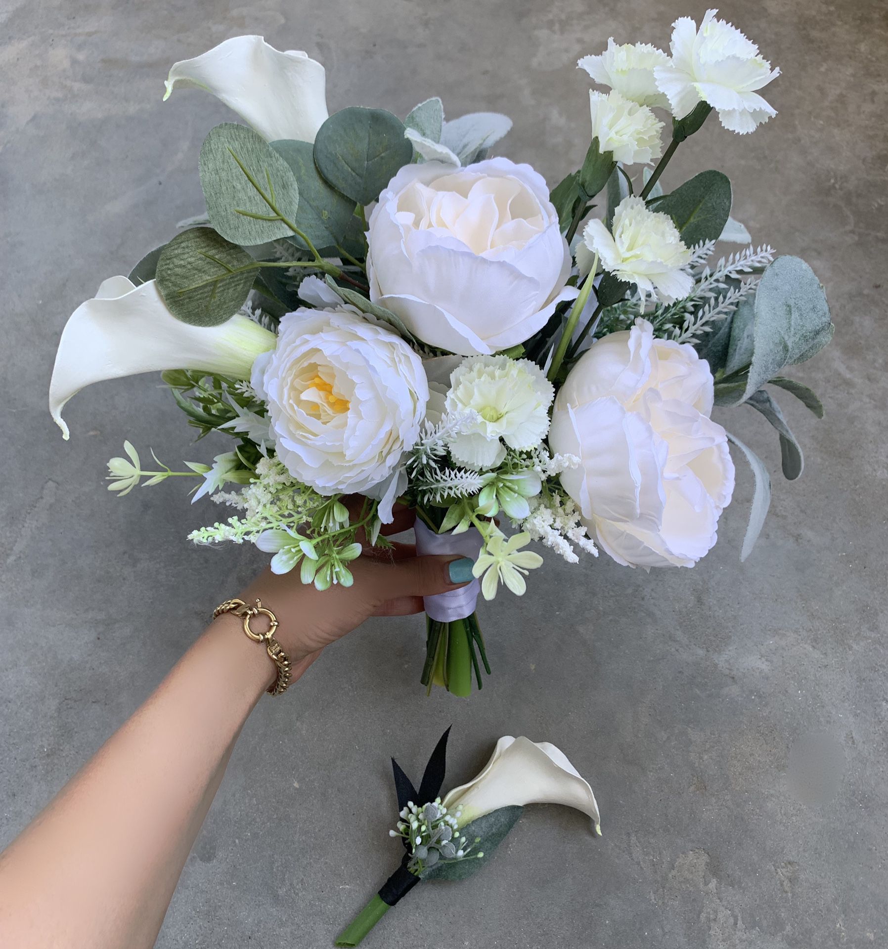Bridal bouquet with boutonnière 