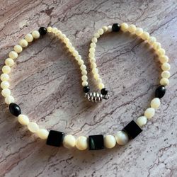 Adorable mother of Pearl onyx necklace 
