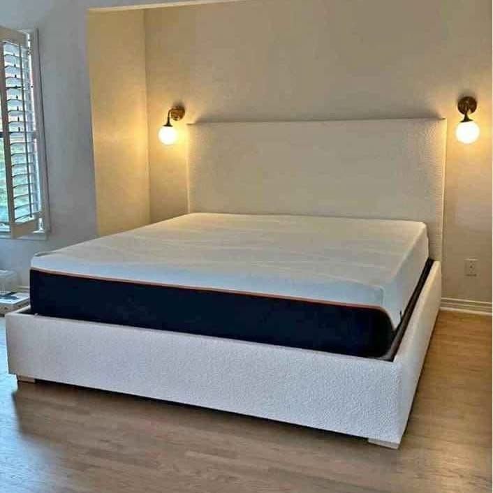 Estructura de cama tamaño king con cabecero y colchón.