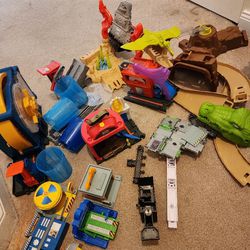 Giant HOT Wheels, Branded CITY SET, BANK, CAR WASH, FIRE STATION, PTERODACTYL, ALIGATOR AND MORE