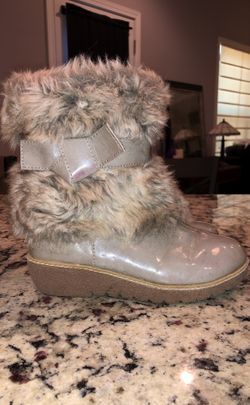 Girls Light Grey Patent Leather Wedge Boots w/ Fur & Strap Detail sz 2