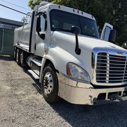 2018 frightliner super 10 new demo equipment clean title new build location Long Beach ca  Cummins engine 