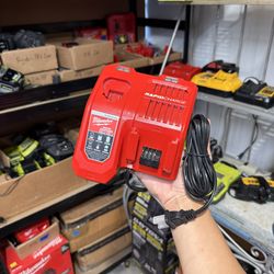 Milwaukee M12 and M18 12-Volt/18-Volt Lithium-Ion Multi-Voltage Rapid Battery Charger
