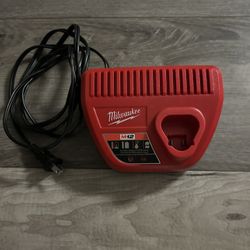 Milwaukee Cargador 