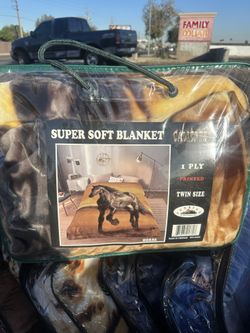 Cobija Twin Size Gruesa  Marca  Hot. $45 