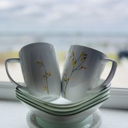 🌿 Corelle Dinnerware Bundle – Kobe Corelle Mugs, Green Rim Bowls & Woodland Saucers 🌸