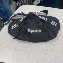 Supreme Fanny Pack used A Couple Of Times For 160 $ For Pickup 175$ For Drop Off