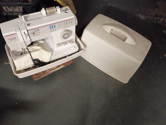 Singer Sewing Machine with Carry Case