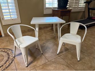Pillowfort Metal Kids Table & 2 Chairs – White – Good Condition