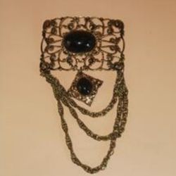 Vintage Victorian Style Pin, goldtone chain