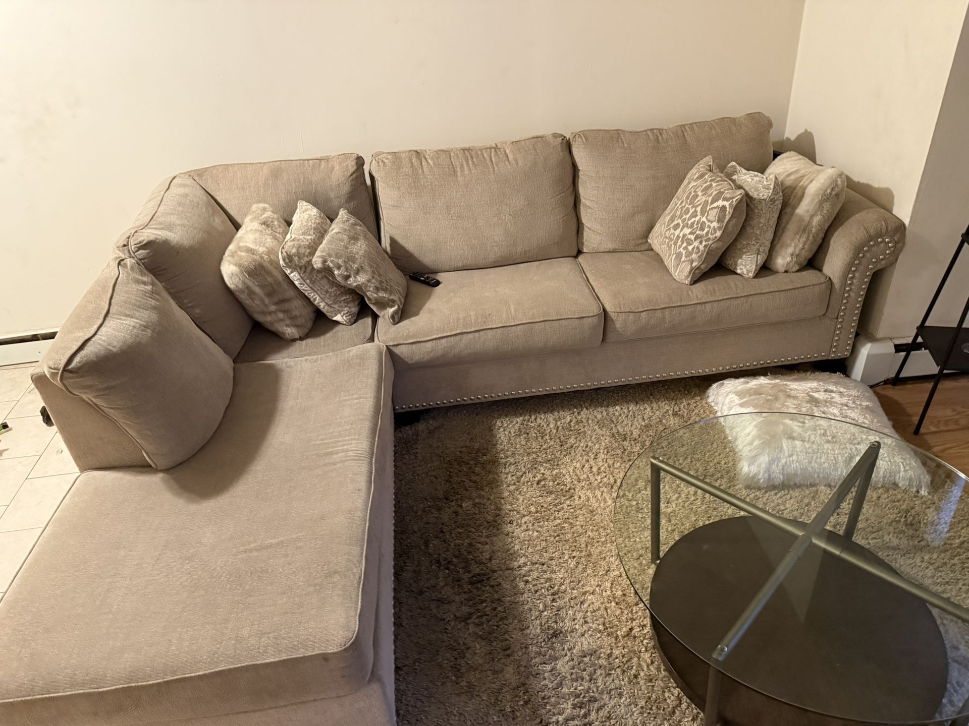 Couch 2 Pieces With 6 Pillows
