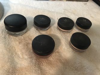 5 lose eyeshadow colors and the Mac one is cream