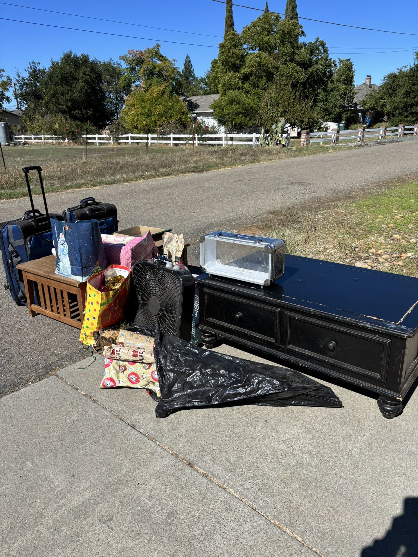 FREEEEEE CASiTY LANE GALT CA95632 tables Holiday Decorations Suitcases Toys Etc 
