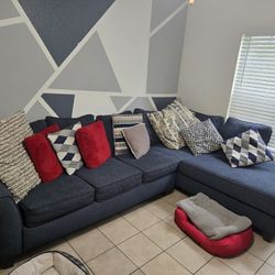 Sectional Couch Woth Pillows 