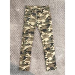 Levi’s 510 super skinny camo jeans in excellent condition. Sz 28x28