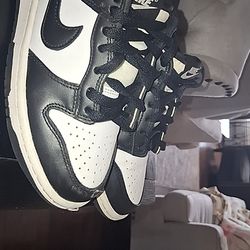 Brown dunks,panda dunks, brown pandas are size 6 in woman's and Pandas are size 4 in woman's. Nike dunks