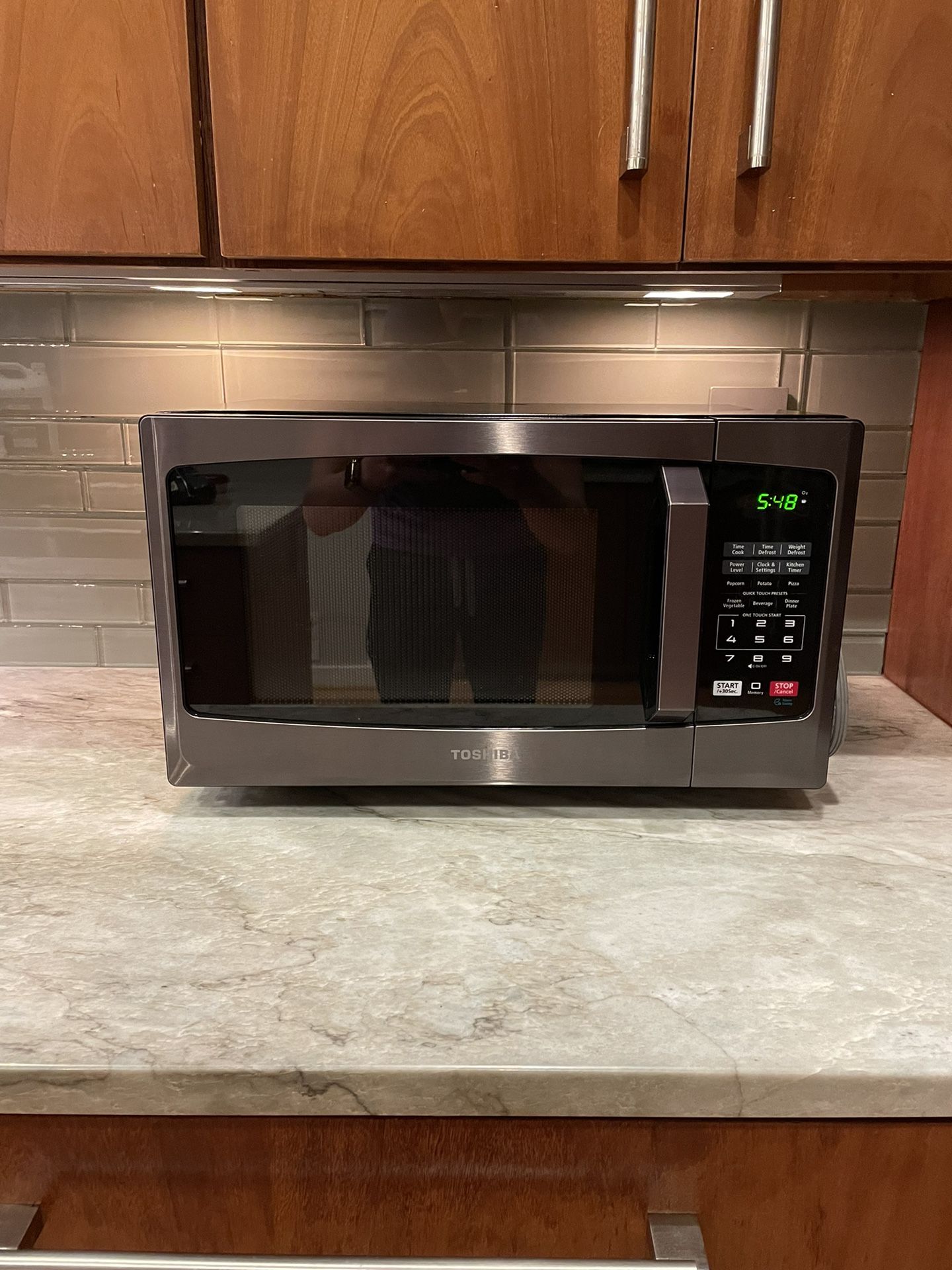 TOSHIBA Countertop Microwave Oven, 0.9 Cu Ft with Removable Turntable, 900W, 6 Auto Menus, Mute Function & ECO Mode, Child Lock, Black Stainless Steel