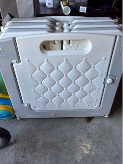 Foldable baby playpen